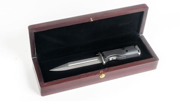 Picture of RS-1 Knife with Internal Shooting Mechanism, .22 Short, Includes Presentation Box